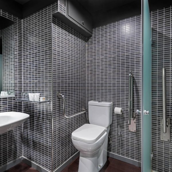 Bathroom with tiles around Fira Gran Via