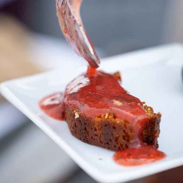 financiers animation the chef cuts the cake in front of the guests and then applies a topping of their choice