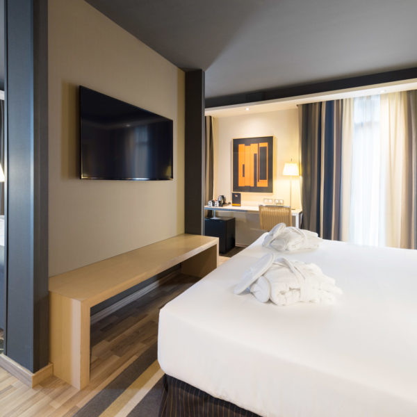 Spacious bedroom in barcelona city center hotel