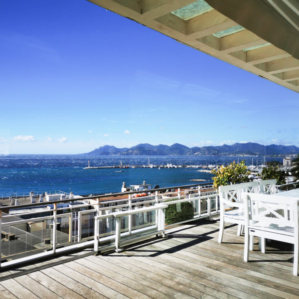 Croisette headquarters with a view over the sea in Cannes