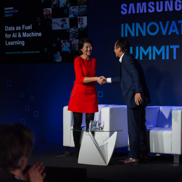 Fleur Pellerin and Young Sohn chaking hands on stage during Innovation summit in Paris