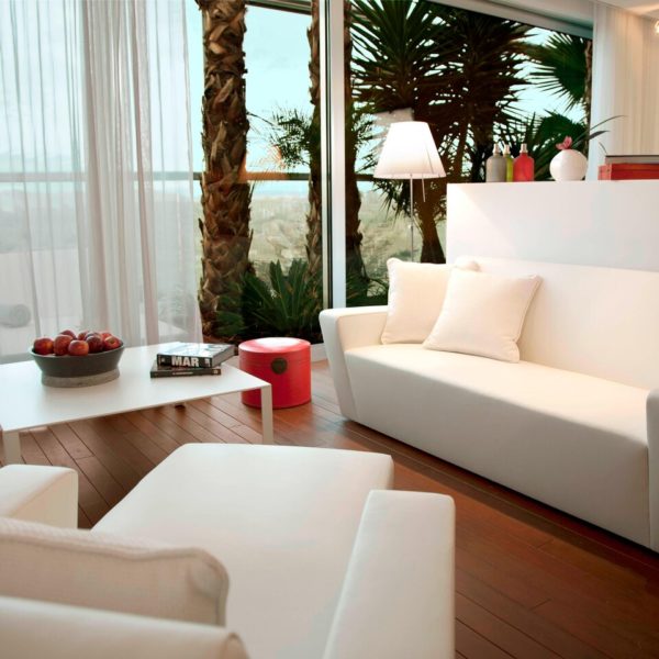 Lounge area in large suite inside the 8 mn walk from fira gran via