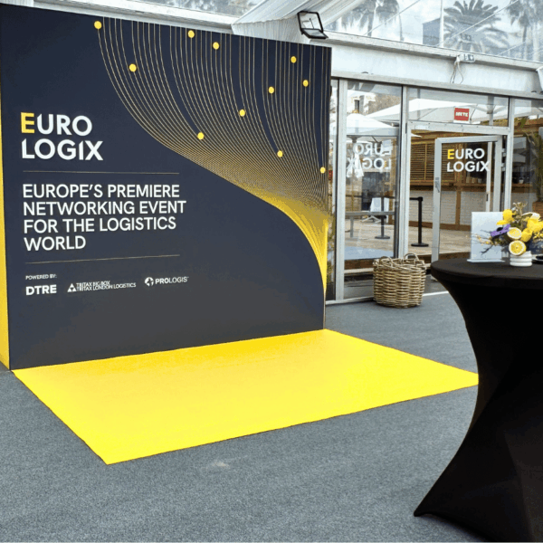 Photocall with flashy yellow