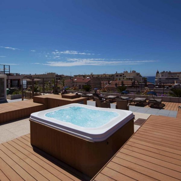 Pretty hotel with pool rooftop at walking distance from Le Palais des Festivals for MIPIM or MAPIC