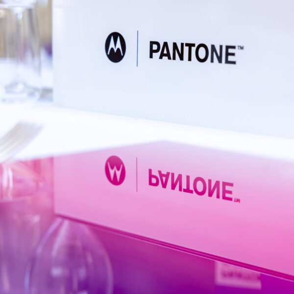 On the tables of this Cannes Lions high level dinner for content creators menus were elaborated so that they would reflect light. There were mini displays on the tables to place the phones.