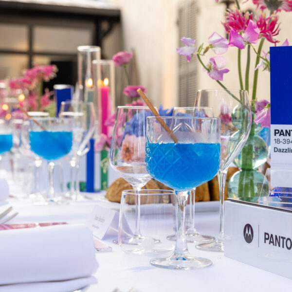 Table view with decoration with blue color and the cocktail