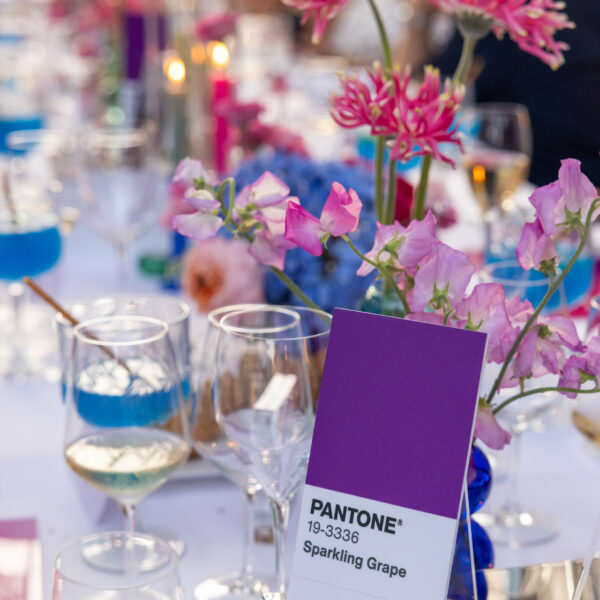 Global view of the table with purple pink and blue decoration