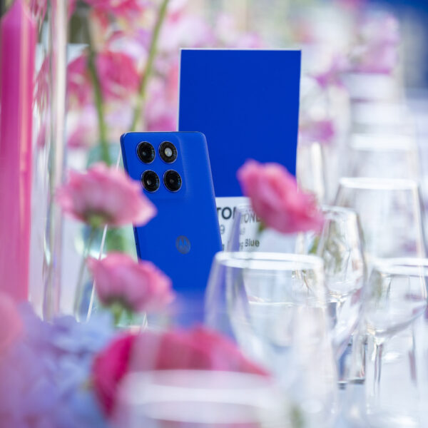 Phone displayed with the Pantone color on the table during the dinner