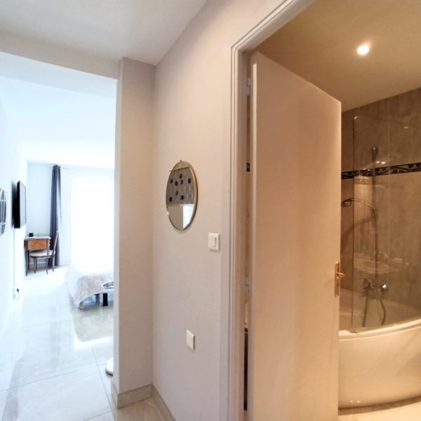 shower with bath in front of the palais des festivals in cannes