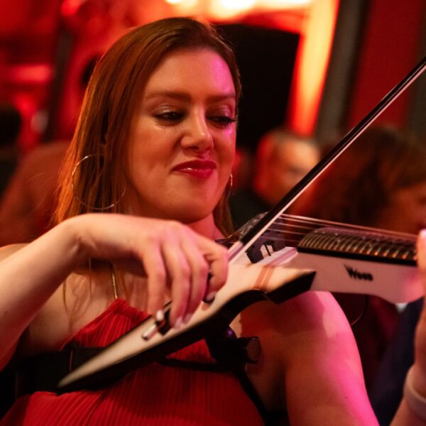 Violonist playing on international RnB hits during the evening at IBC