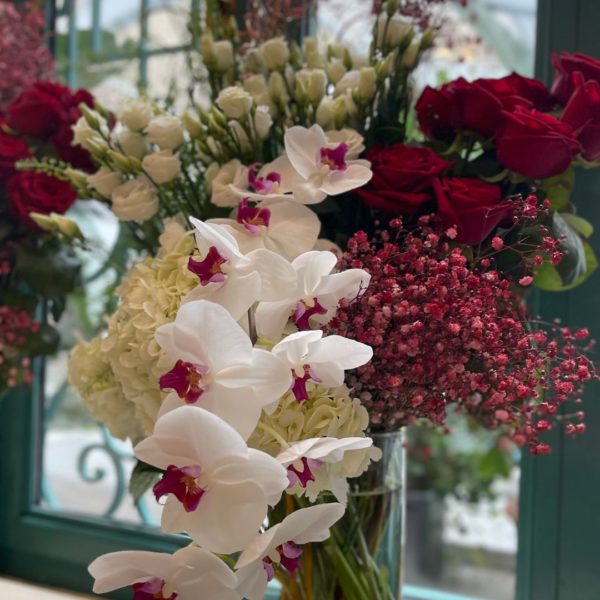 Flower composition on the lunch buffets