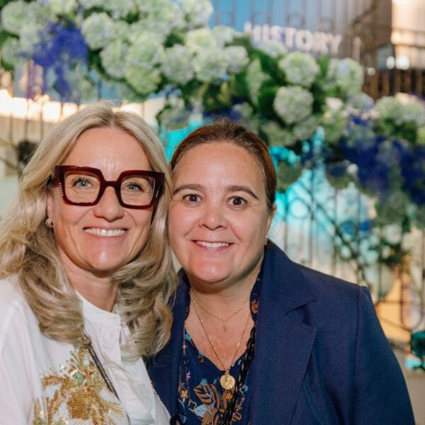 two amazing Futuring team members during the event with the somptuous staircase flower arrangement in the background