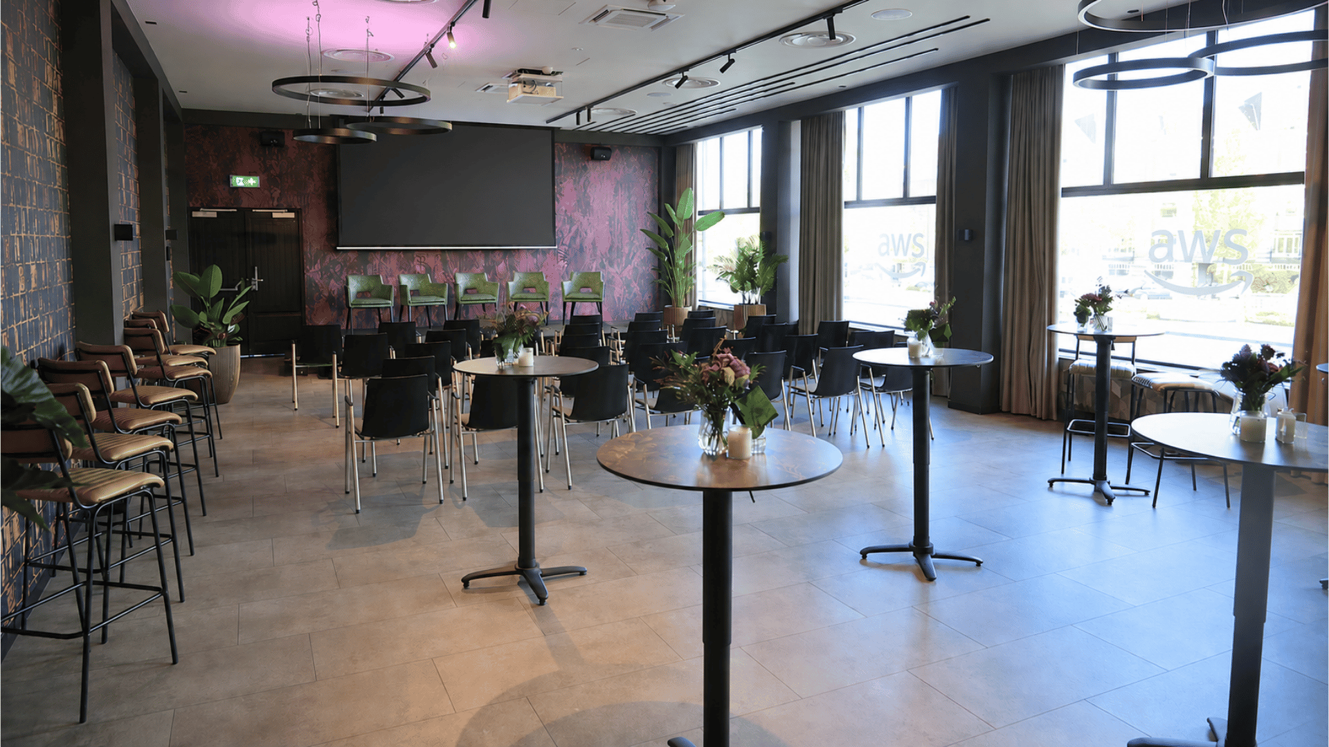 Panel Session, meeting room with high tables